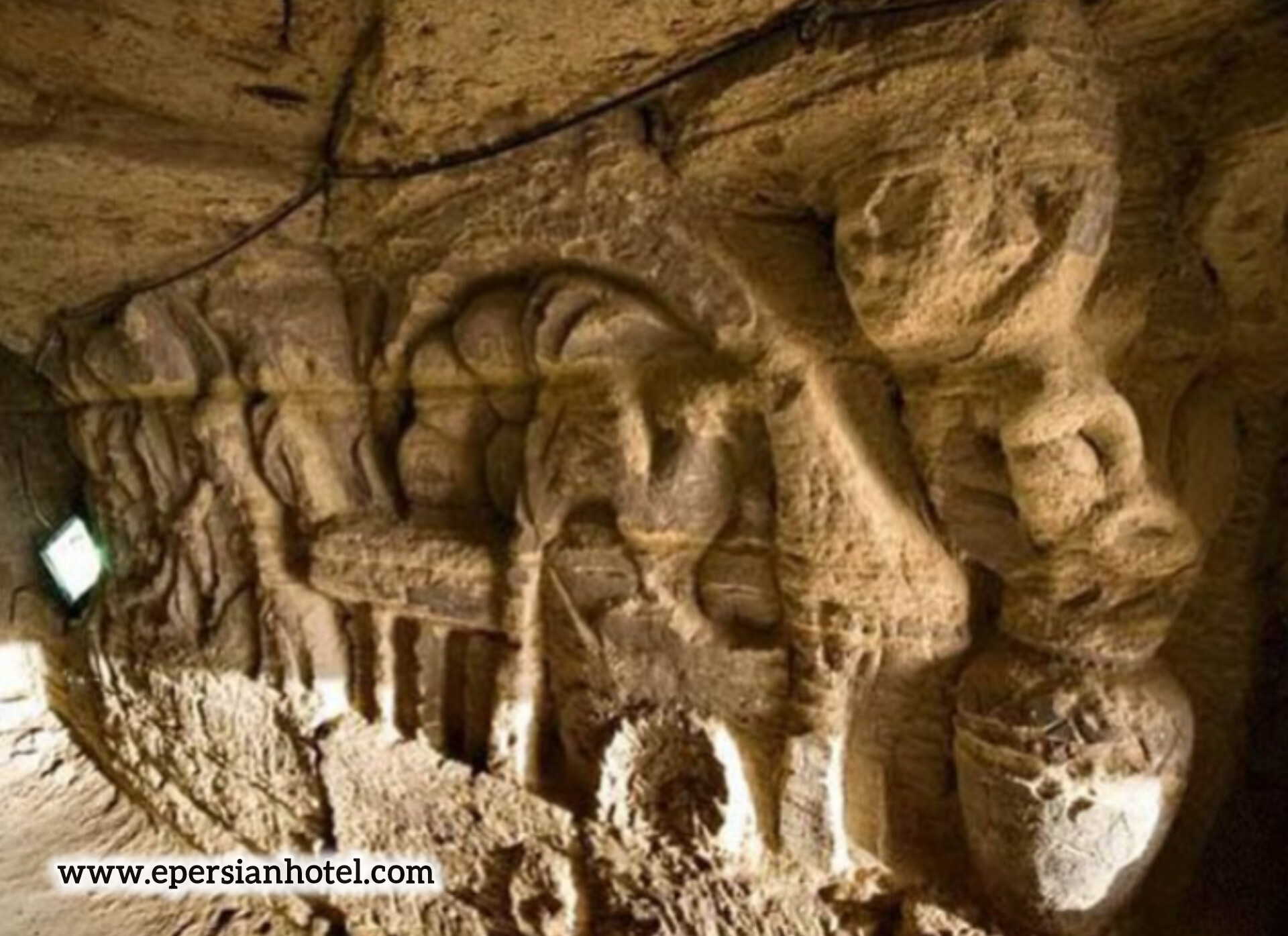 کنده کاری های داخل غار خربس قشم